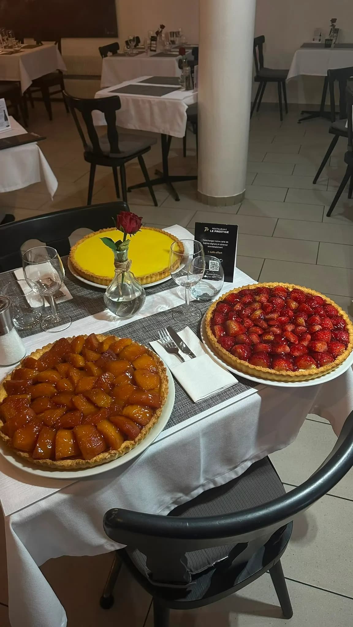 Le buffet de tartes et de desserts, dressé sur nappe blanche