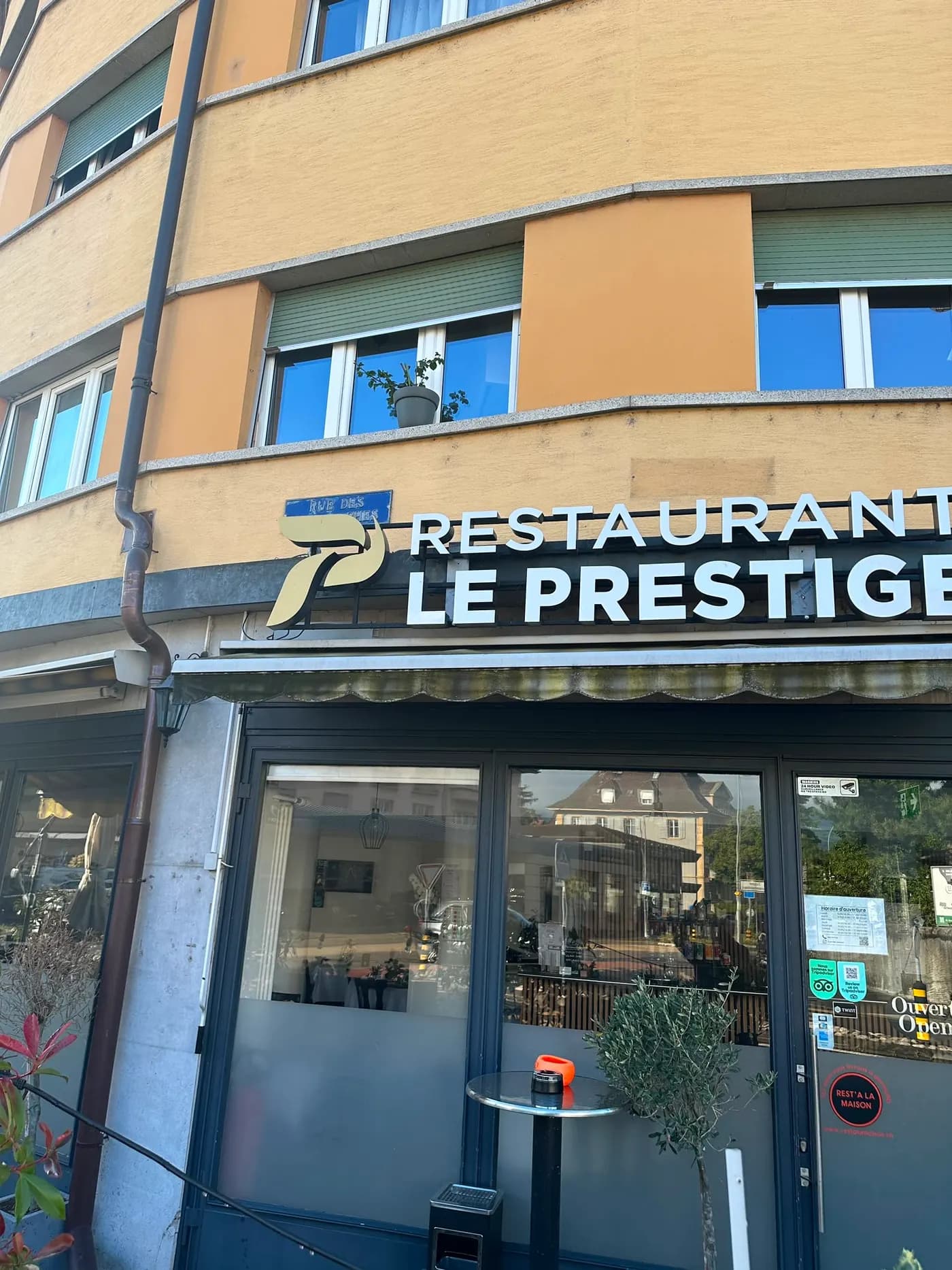 L'enseigne « Restaurant Le Prestige » au-dessus de l'entrée, de jour