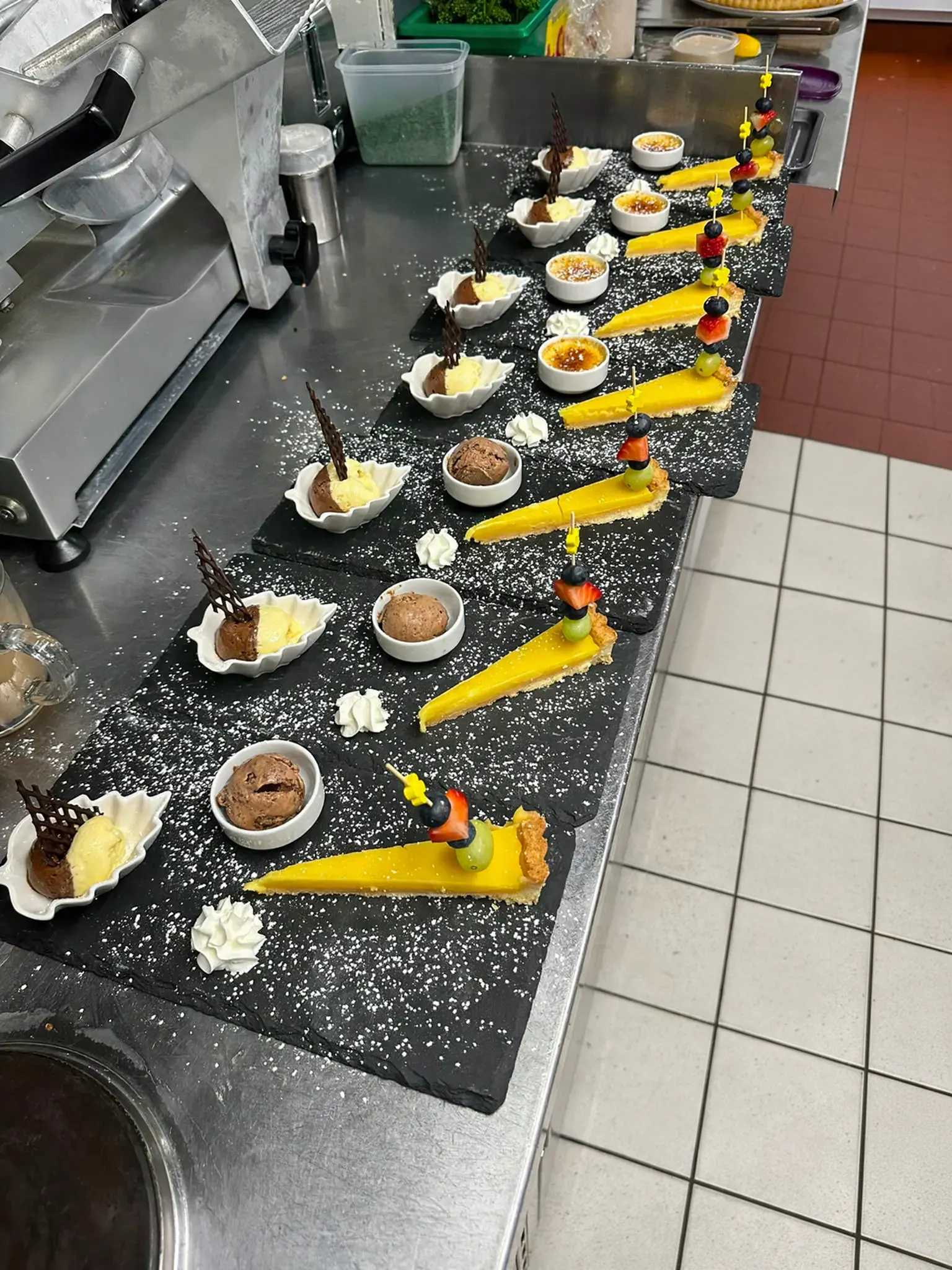 La ligne de dressage en cuisine, une dizaine d'assiettes alignées