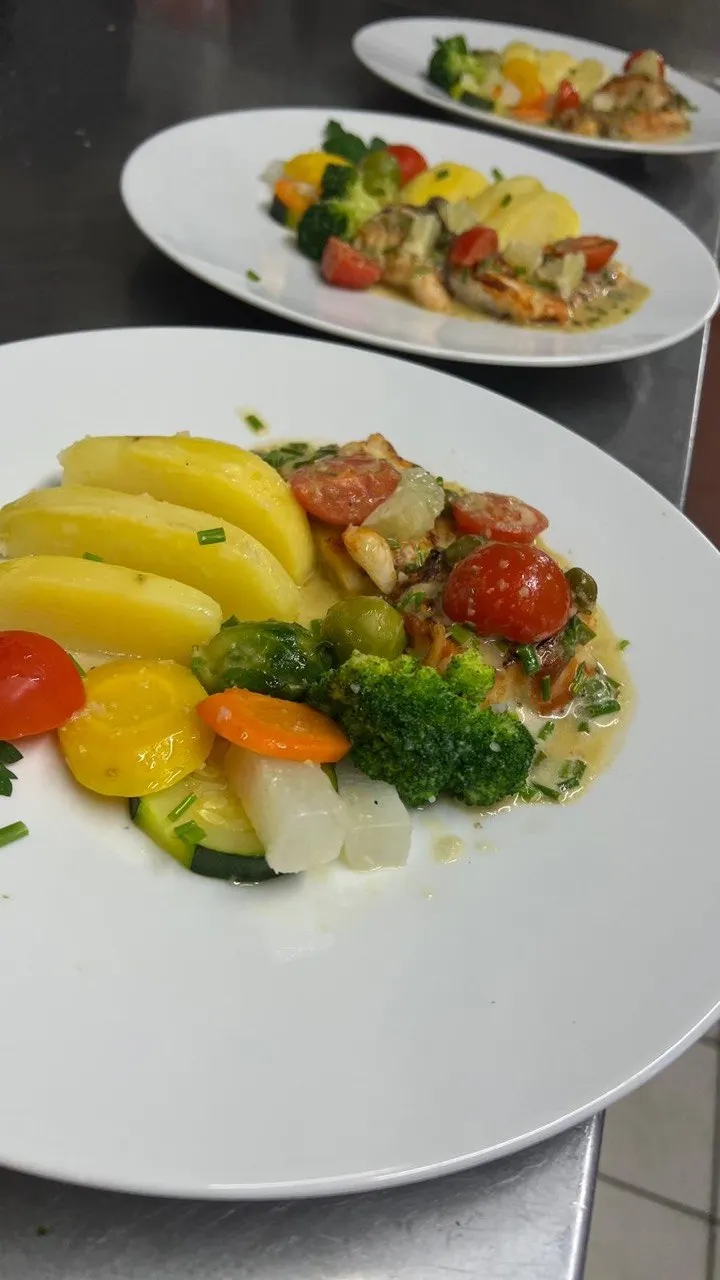 Un filet de poisson poêlé, pommes de terre, tomates et brocoli, sauce à part