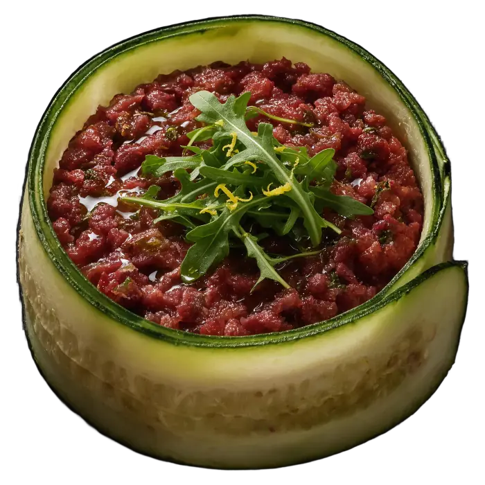 Tartare italien, dressage composé d'après le tartare de la maison : bœuf, huile d'olive, roquette, citron, maggi, grappa